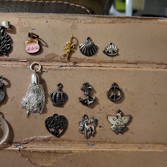 20ct Assorted Silver and Gold Fahion Pendants/Charms - Picture 3 of 3